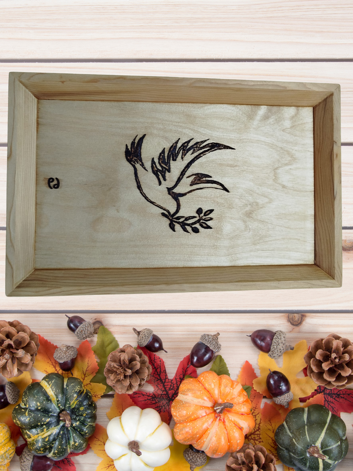 El Yapımı Ahşap Sunum Tepsisi – Doğal Yağlı, Dekoratif & Hediye (Kuş Figürlü Premium Tasarım)